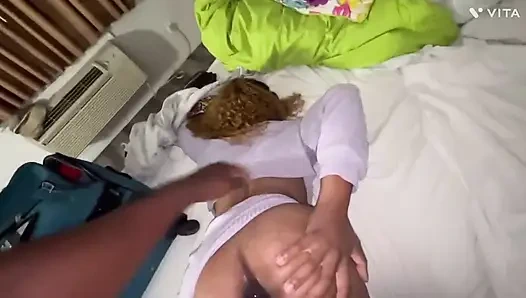 Ateşli kız şipşak tamirini istiyor ama kalın götte jamaikalı bir yarakla bitiyor