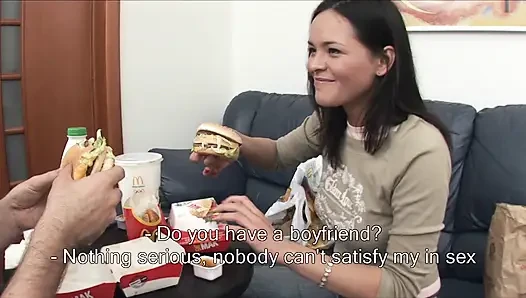 Cewek cantik suka merokok sebelum disetubuhi secara anal di tempat tidur