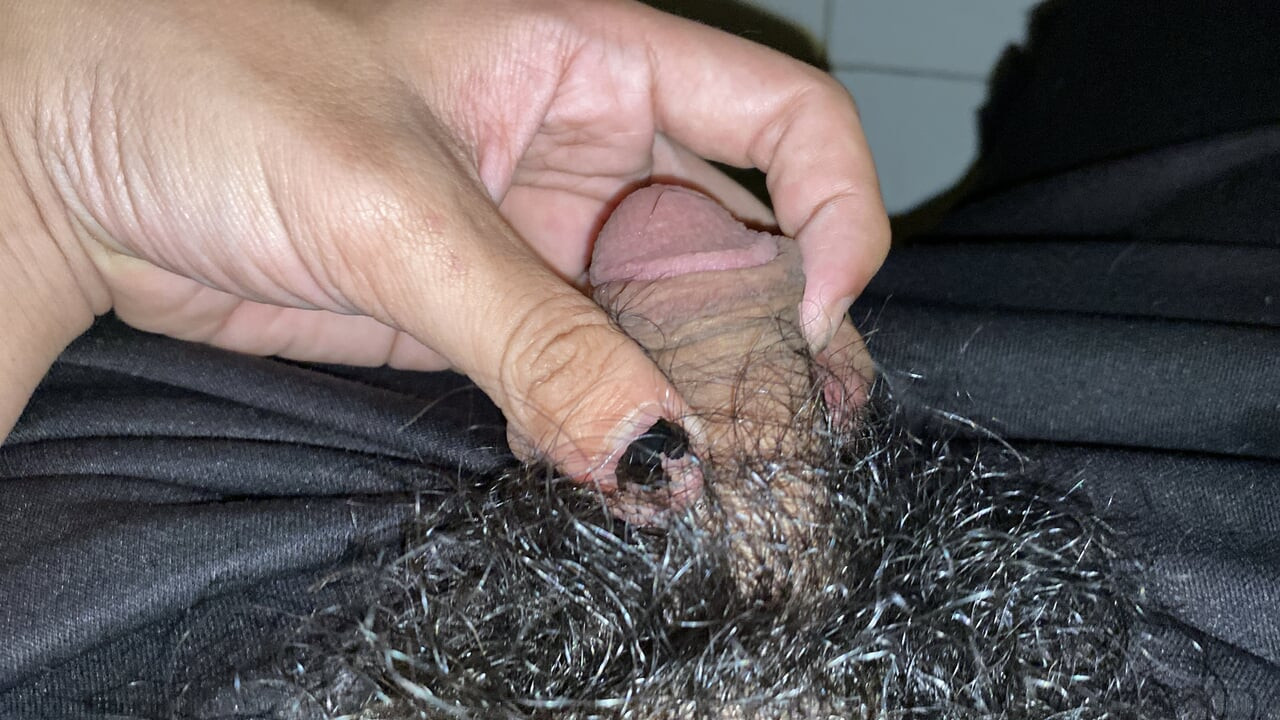 Si masturba sotto la pioggia cola