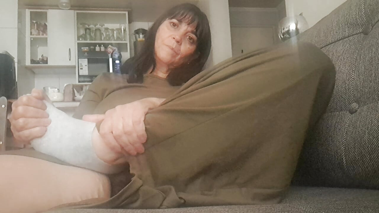 showing mom's hairy pussy on camera to her young lover