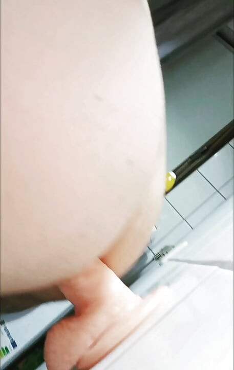 Îmi fut vibratorul în baie