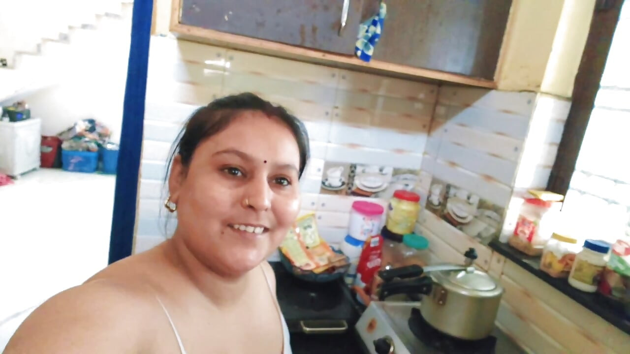 Tragar semen follando en el baño
