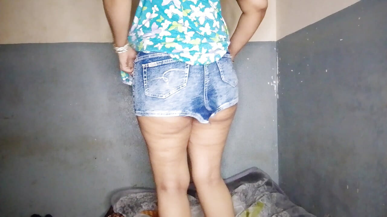 Pertunjukan cantik masturbasi pakai baju desi