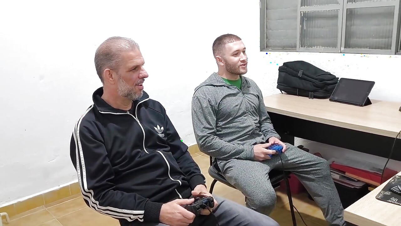 2 Heteros Playing Naked