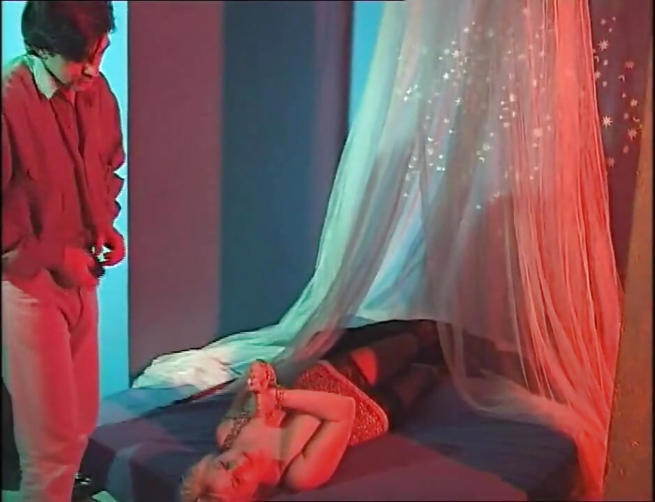 Une blonde à gros nichons suce un cul