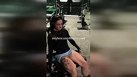 Шлюшка из колледжа жестко сквиртует на IG вживую, пока трахает киску пальцами