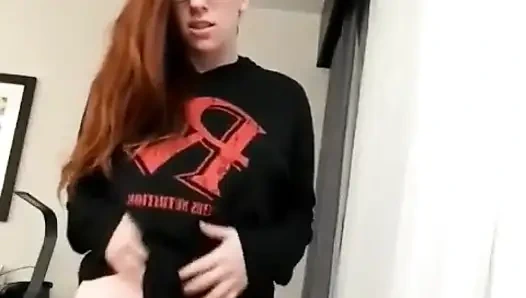 Solgun kızıl saçlı otel kanepesinde sert boşalıyor