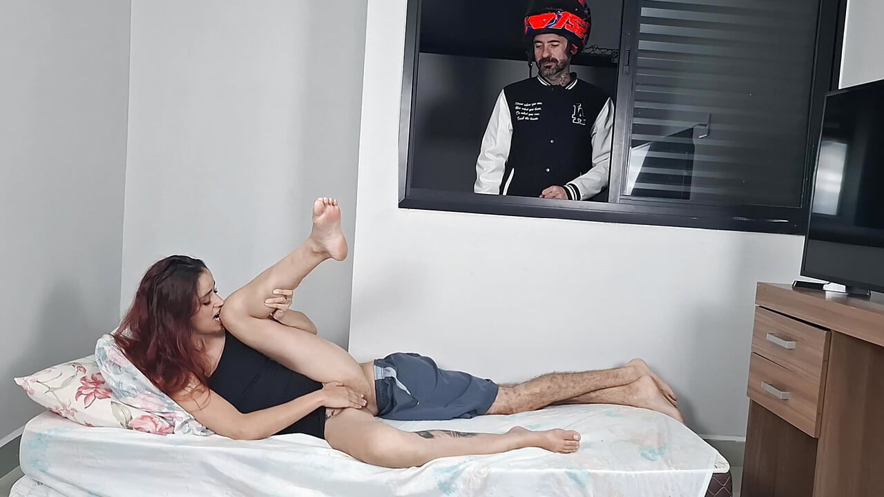 dilivri boy khirki ke saath seks karte jore ko dekh raha hai!