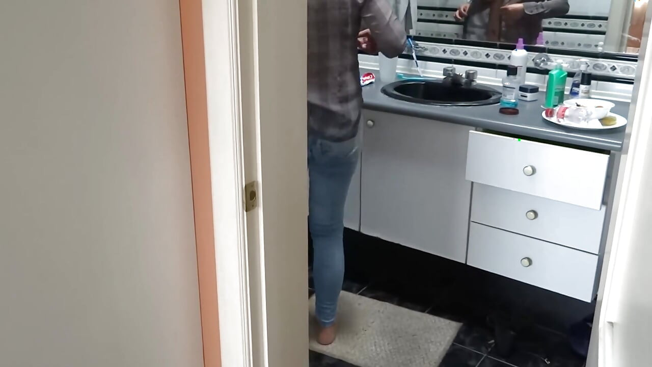 Primera vez, y ante tal insistió, hijastro se corre en el culo de la hermosa madrastra