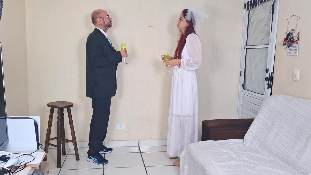 新婚新娘在拍照，而她的丈夫在外面等待