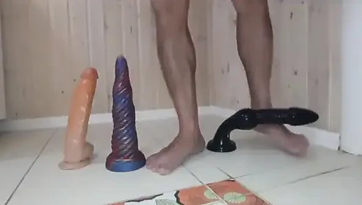 En sevdiğim dildolar. Tek tek götümle üzerlerine oturuyor ve her birini çişini yapıyorum