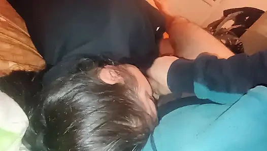 Eve geliyorum ve iyi sikiliyorum