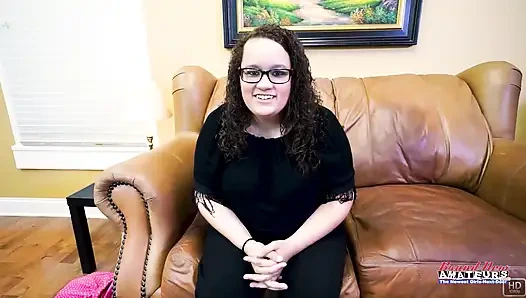 Пробы брюнетки Harper B, мокрое глотание глотания