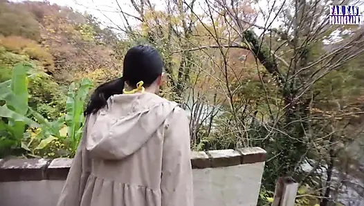 Dolgun vücutlu kaygan ziyafette sırılsıklam f bardakla sırılsıklam yağ sırılsıklam