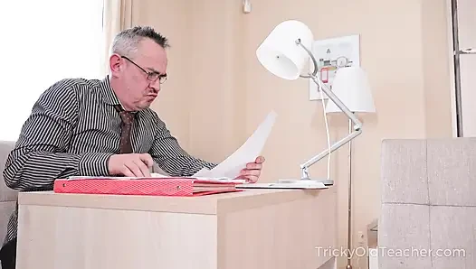 Разочарованный учитель наказывает свою лучшую ученицу