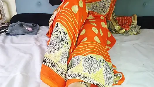 Индийская соседская шпилка с большой задницей грубо дрочит ногами и кончает в миссионерской позе