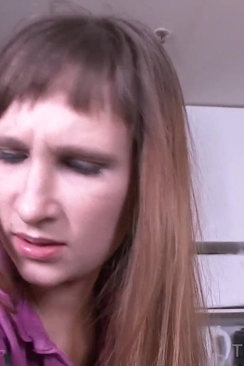 Cikgu tua menghukum pelajar malasnya dengan batang tuanya yang berkedut