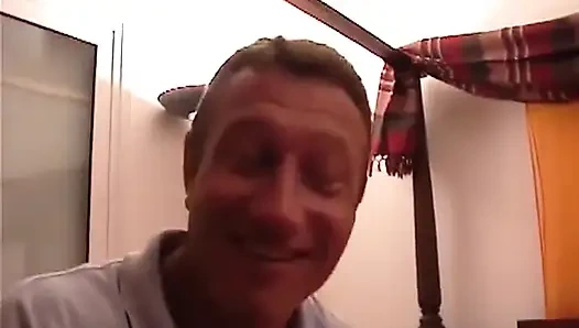 Fahişe sarışın yatakta büyük yarakla sikişiyor