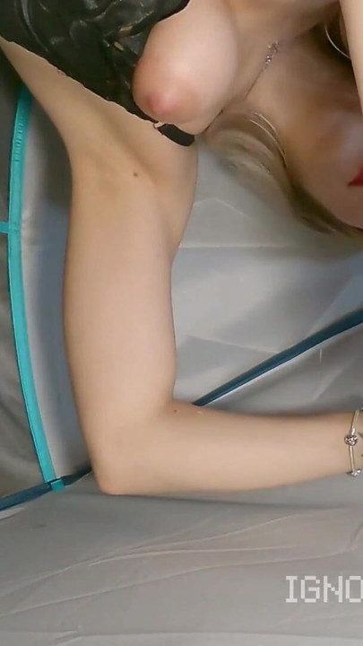 迷人的时刻从 "一个真正饥渴的金发女郎的寻欢洞和无法控制的精液，油腻的小手被摧残的高潮"