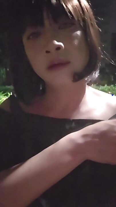 Shemale Ting Xuan ulkona Cumshot seksikkäillä jaloillaan