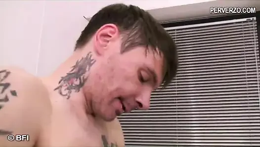 Marina mendapat anal dan fisting