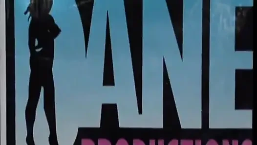 İnce sarışın terk edilmiş tuvalette bir adam tarafından sikiliyor