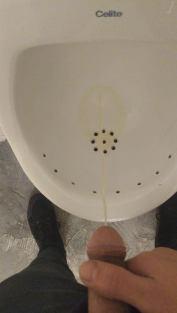 Une petite bite pisse dans la salle de bain