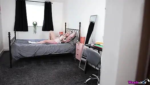 Блондинка кукла-кукла соблазняет тебя шаловливой игрушкой, инструкция по