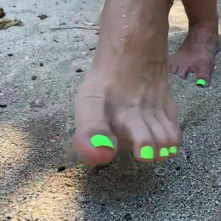 Sexywifesfeet19 at the beach showing her toes