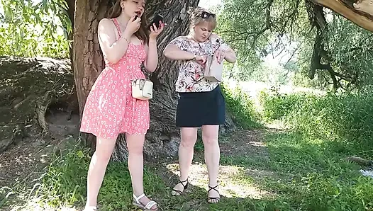 İki kadın kız ve olgun orta yaşlı seksi kadın herkesin içinde yol kenarında işeyen kırmızı külot çıkardı açık havada çiş lezbiyenler öpüşüyor