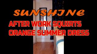 &#39;Sunshine&#39; squirtet nach der Arbeit im orangefarbenen Sommerkleid