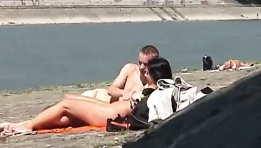 Geiler hengst und versaute brünette haben hardcore-ficksession im freien