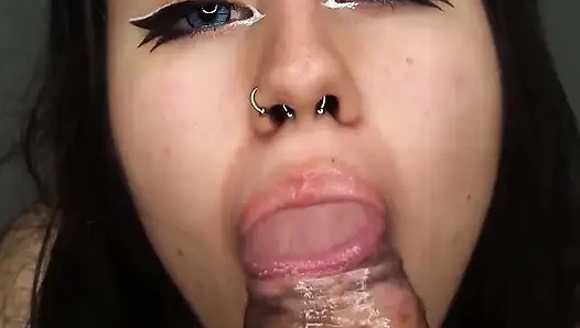 Я делаю ему вкусный минет, когда он приходит ко мне домой - минет и глотание спермы в любительском видео