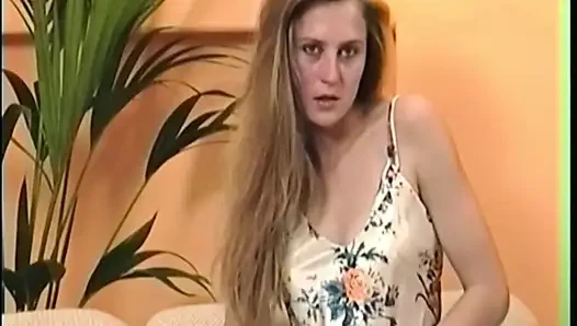 Sarışın amatör çoraplı striptiz yapıyor ve kanepede azdırıyor