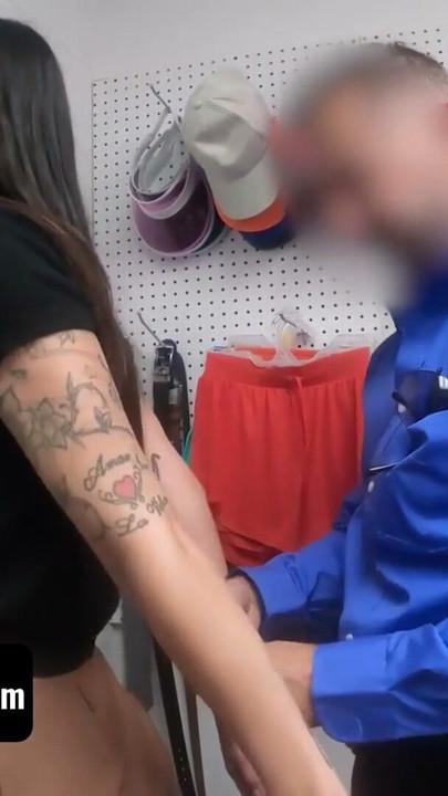 Brunetă hoață tatuată futând două pule mari în back office - Charlie Valentine - Shoplyfter Mylf | Clip 1