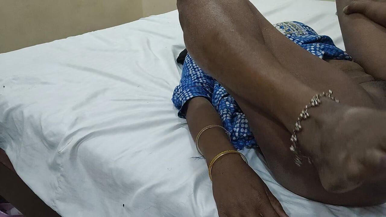 Priya Bhabhi Devar第一次吸吮他的。我姐夫吸了我的雞巴，然後吐在我的貓咪裡