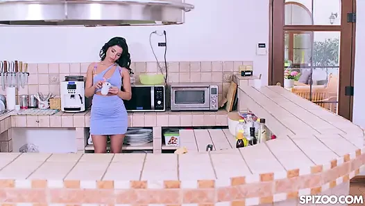 Lilly bella oda arkadaşıyla savunmasız an