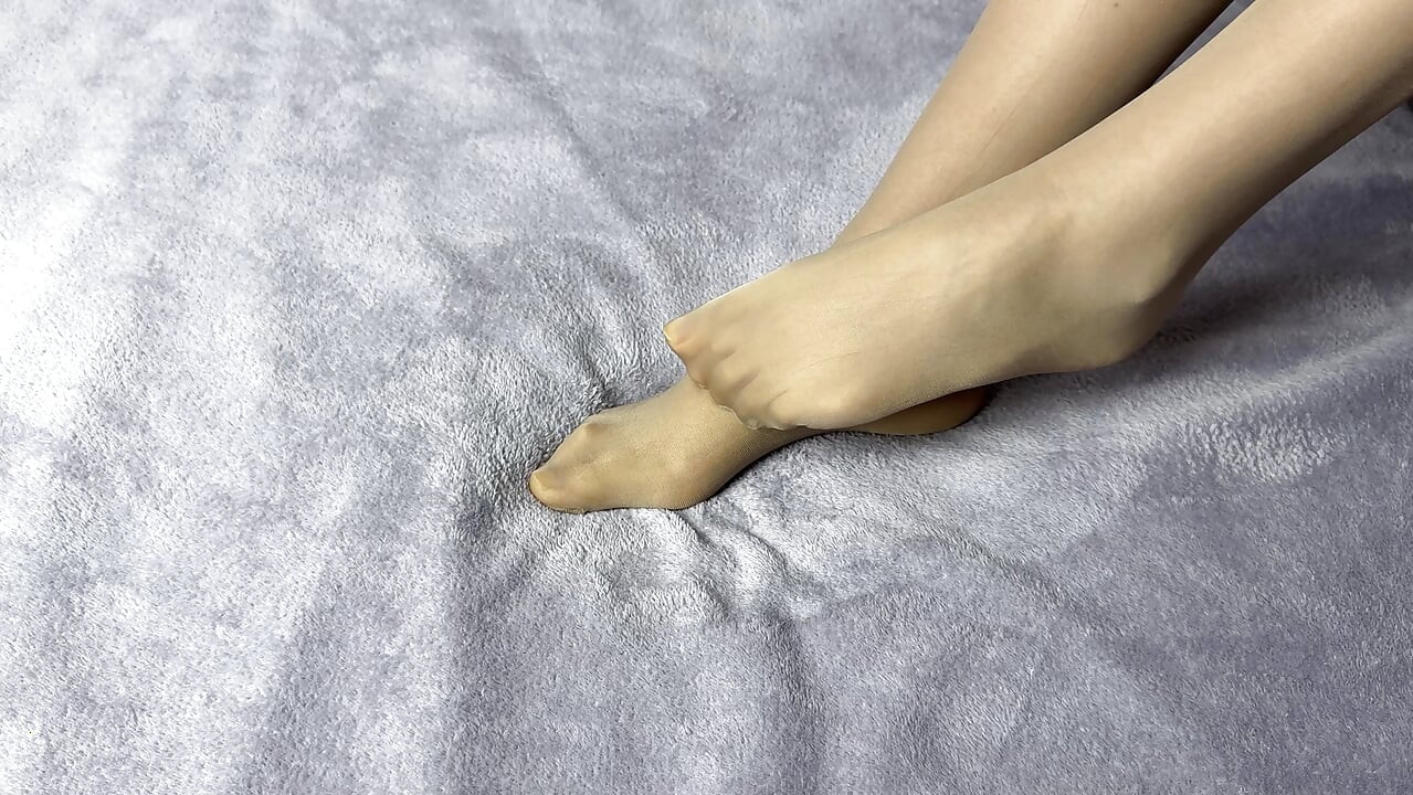 그녀의 긴 다리를 사랑하는 나일론 팬티 스타킹을 입은 비서