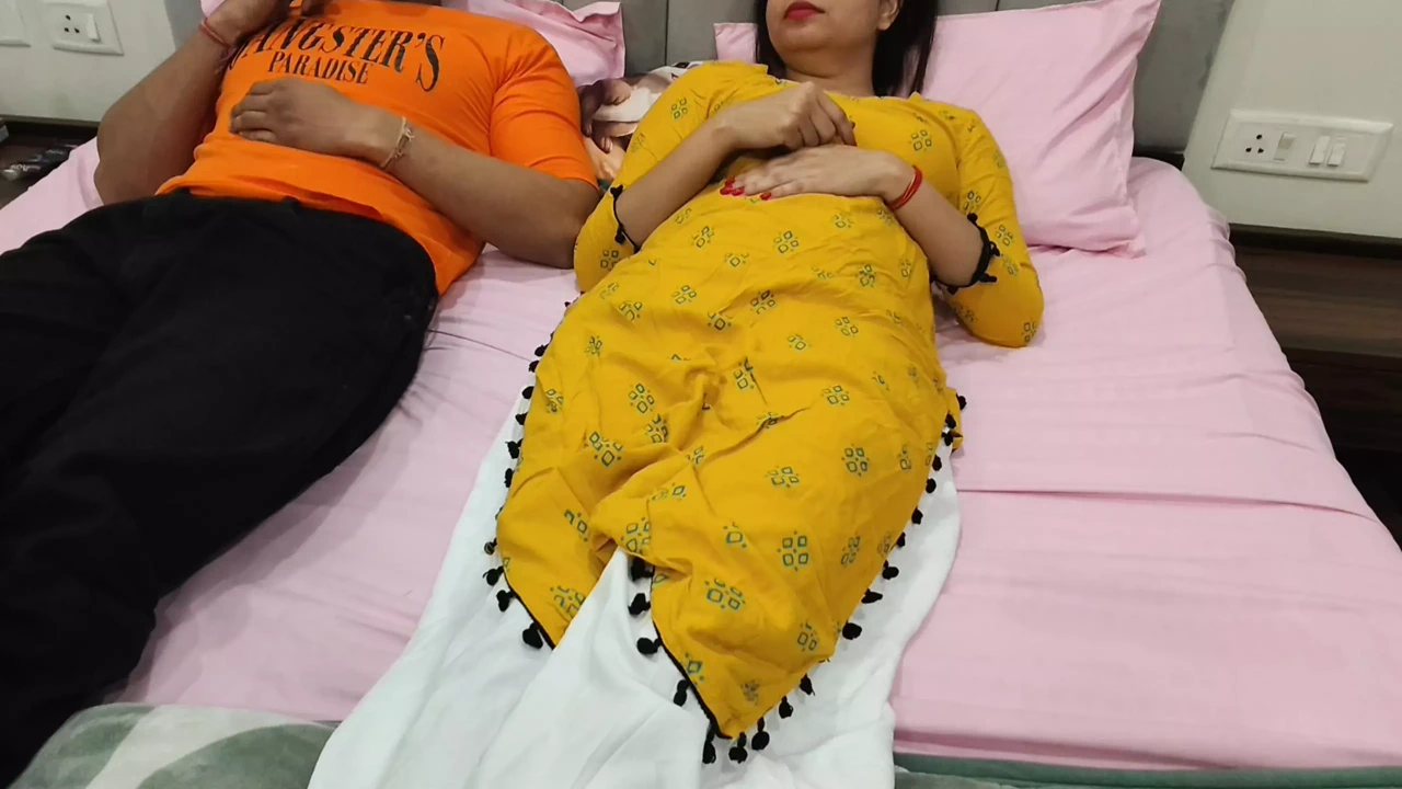 决定在继妹的房间里自慰（18+热辣的继妹）用印度印地语