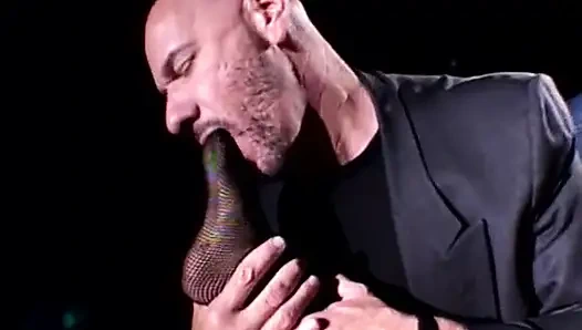 Esmer genç kızın buharlı sinemada ayak fetişi ile üçlü seks