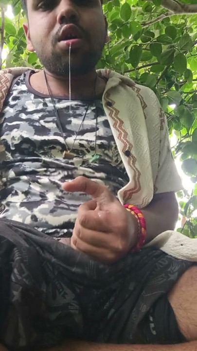 Van shetr men akela hone ke kaaran mainne ht aur seksi vidiyo dekhne ka phaisla kiya | klip 1