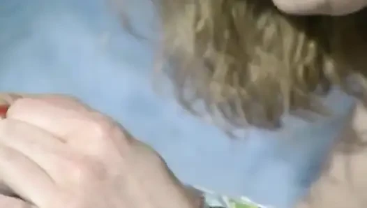 Orta yaşlı seksi kadın ve Alman kızla ayak fetişi gösterisini izleyin