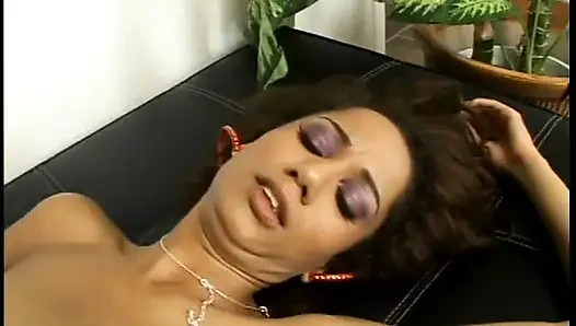 Хардкорный трах на диване