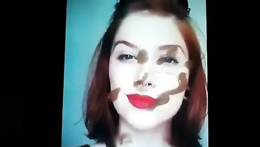 Onun tatlı, güzel, seksi sıcak yüzü benim baharatlı sosumla kaplı.