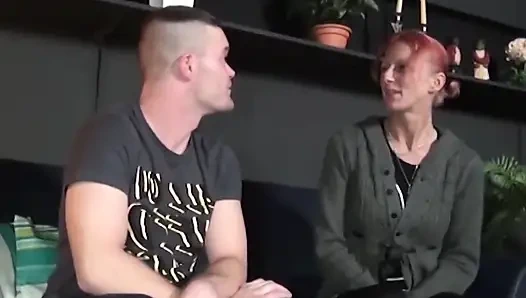 Ahlaksız erkek delisi birden fazla yarak için bacaklarını açıyor