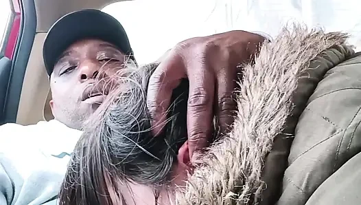 Asyalı sokak fahişesi arabada sakso - riskli yol kenarında gırtlağına kadar alıyor ve yutuyor ve orta yaşlı seksi kadın