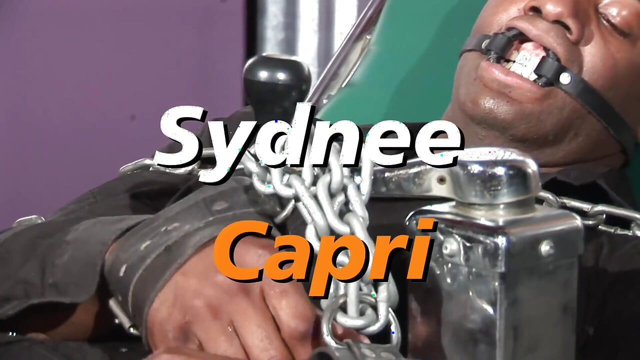 シドニー・カプリは、美しいチョコレート色のBDSMミストレスです