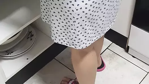 Pasierb w kuchni podnosi spódnicę macochy, pokazując jej tyłek bez majtek