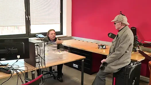 Cewek hot rambut cokelat ini lagi asik nyepong kontol dengan beruntung