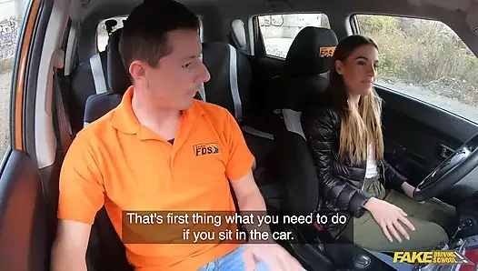Arızadan sonra arka koltukta sikiş